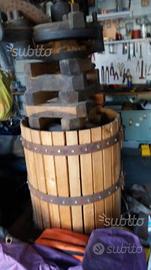 Torchio antico per vino