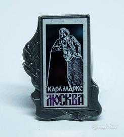Pin Spilla celebrativa Carl Marx a Mosca. Metallo.