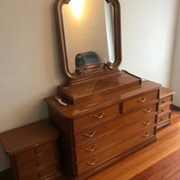 Como specchiera  e due comodini e credenze