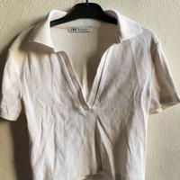 maglietta bianca con colletto e scollo a V