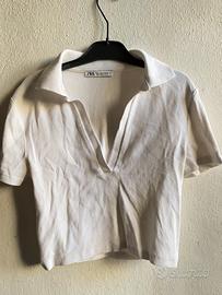 maglietta bianca con colletto e scollo a V