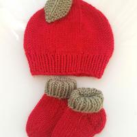 Berretto a forma di mela e calzini neonato