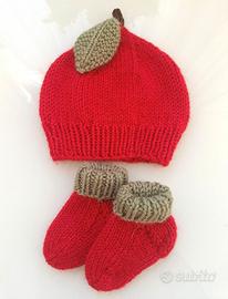 Berretto a forma di mela e calzini neonato