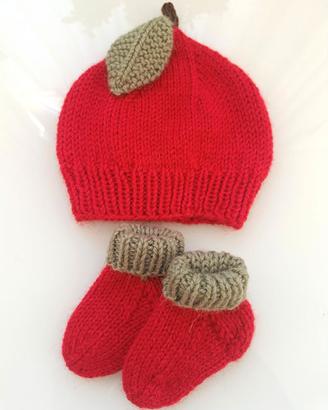 Berretto a forma di mela e calzini neonato