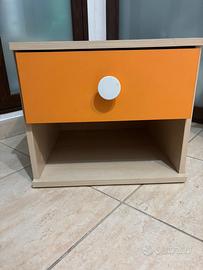 coppia di comodini in legno chiaro e arancione