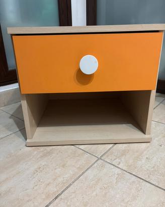 coppia di comodini in legno chiaro e arancione