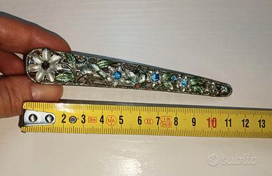 pinza per capelli con pietre colorate e decori