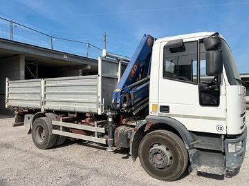 IVECO 150 E 18 con GRU