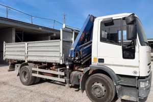 IVECO 150 E 18 con GRU