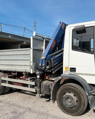 IVECO 150 E 18 con GRU