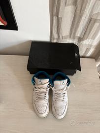 Air Jordan 1 Mid bianche/azzurre – numero 44