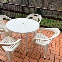 tavolo e sedie in plastica da esterno