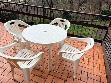 tavolo e sedie in plastica da esterno
