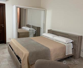 Letto Matrimoniale con testata contenitore