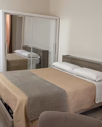 Letto Matrimoniale con testata contenitore