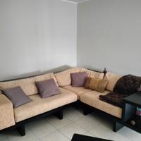 divano angolare in tessuto con libreria in legno 