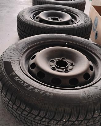 4 gomme invernali con cerchi 195/65 R15 all'80%