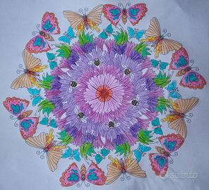 mandala colorato a mano 