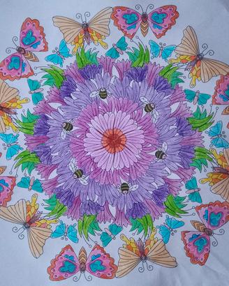 mandala colorato a mano 