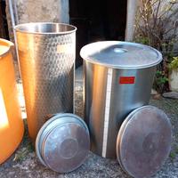 Botti in acciaio inox dotati di doppio coperchio.