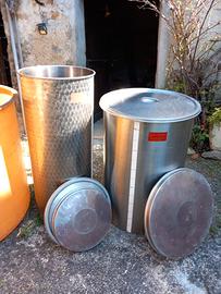 Botti in acciaio inox dotati di doppio coperchio.