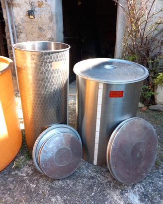 Botti in acciaio inox dotati di doppio coperchio.