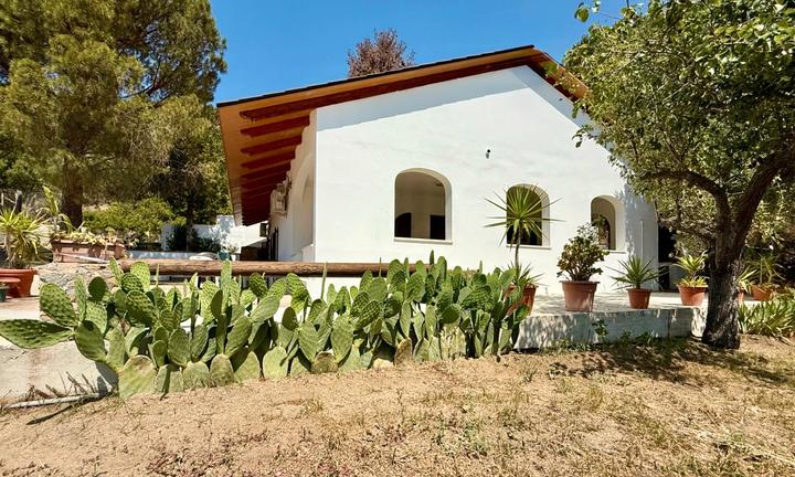 Splendida villa immersa nel verde