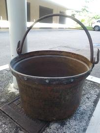 Antica pentola in rame