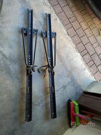Coppia di porta biciclette per auto.
