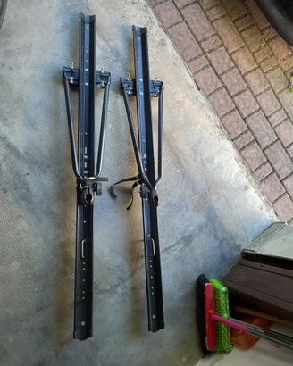 Coppia di porta biciclette per auto.