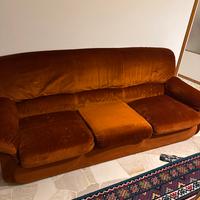 Mobili cucina e poltrone e divano