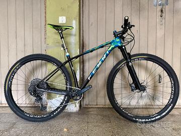 Bicicletta mountain bike carbonio 29”