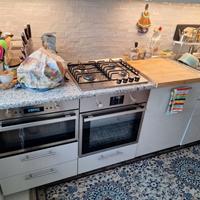 Cucina Ikea con top in marmo ed elettrodomestici