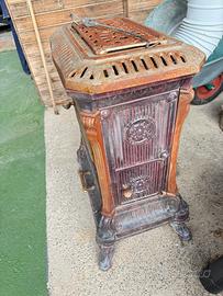 Stufa in maiolica inizio 900, funzionante da pulir