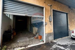 Ampio garage ideale come deposito o magazzino