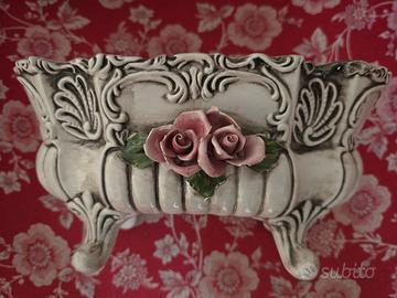 Vaso stile Capodimonte con rose in rilievo – vinta