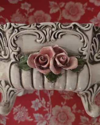 Vaso stile Capodimonte con rose in rilievo – vinta