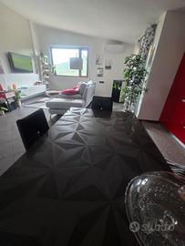 Tavolo prismatico e sedie