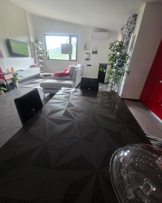 Tavolo prismatico e sedie