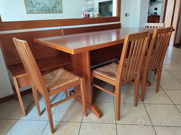 Tavolo da pranzo con  cassapanca e sedie 