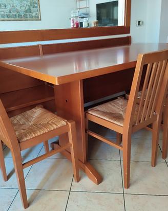 Tavolo da pranzo con  cassapanca e sedie 