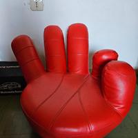 Poltroncina design a forma di mano