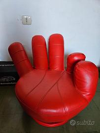 Poltroncina design a forma di mano