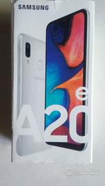 Smartphone Samsung Galaxy A20 con cover e scatola