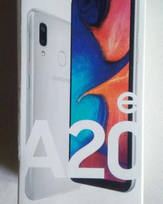 Smartphone Samsung Galaxy A20 con cover e scatola
