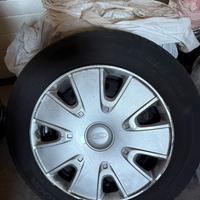 Cerchi in ferro 14” con copricerchi Ford