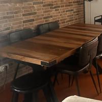 Tavolo in legno e sedie in pelle