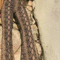 Pantaloni a zampa effetto pitonato taglia M