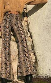 Pantaloni a zampa effetto pitonato taglia M