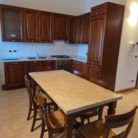 cucina in legno massello color noce scuro